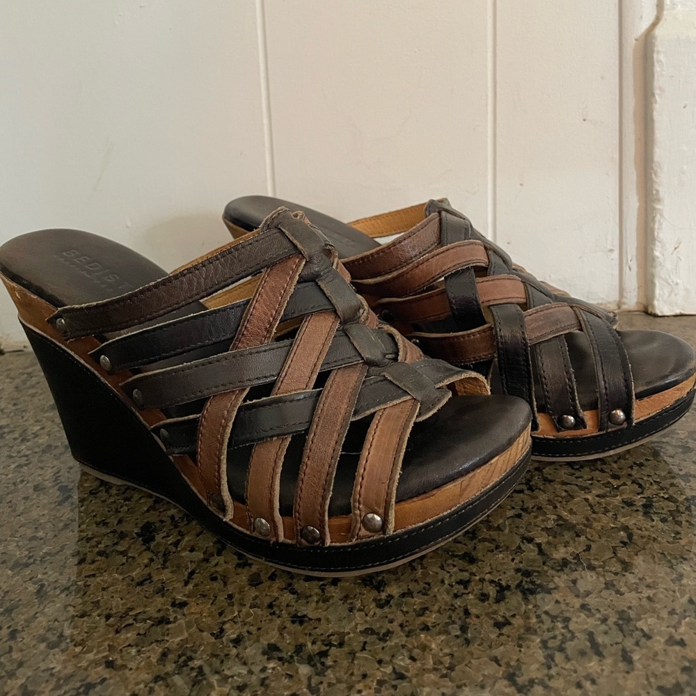 BedStu Black/Brown Wedge Sandals